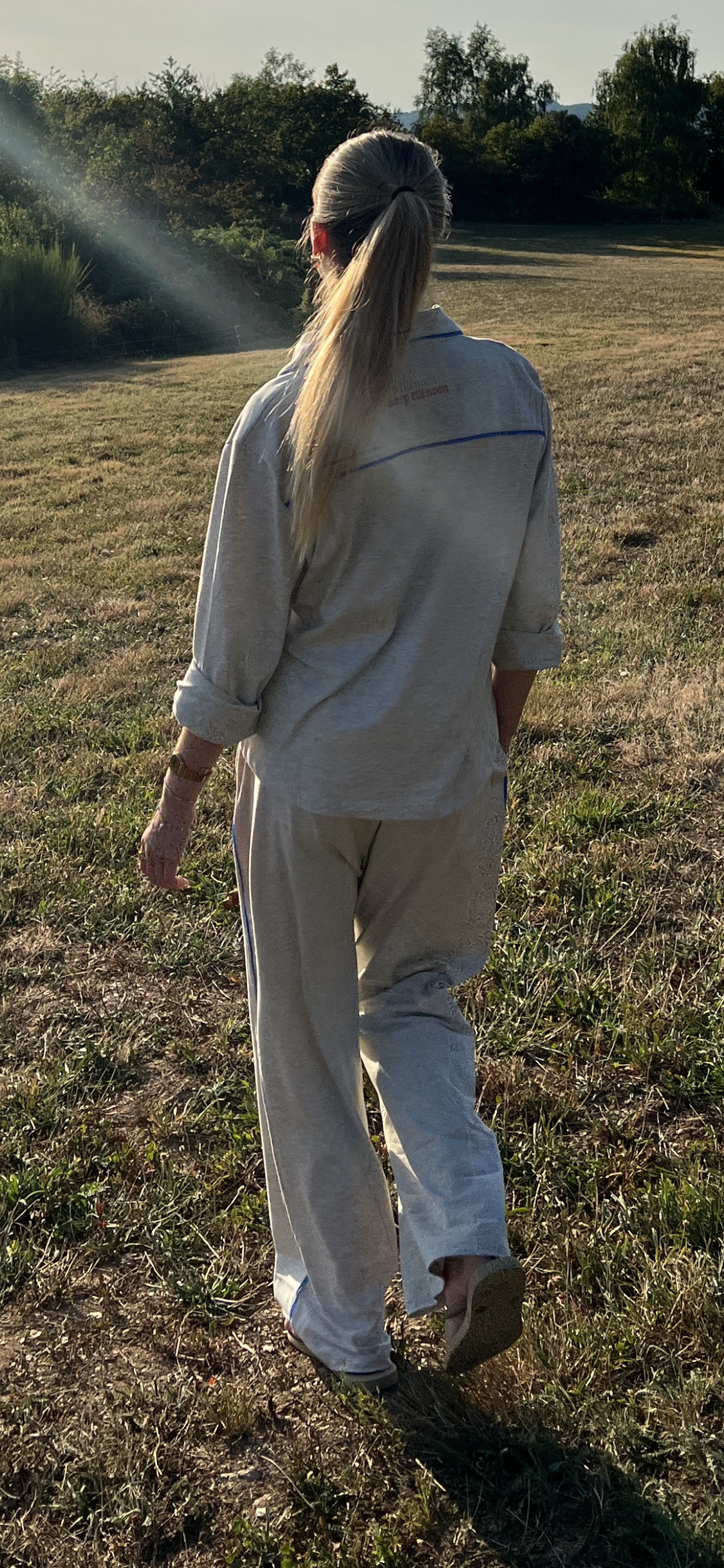 Pyjama « Laisse-moi dormir jusqu'à midi » en gris clair