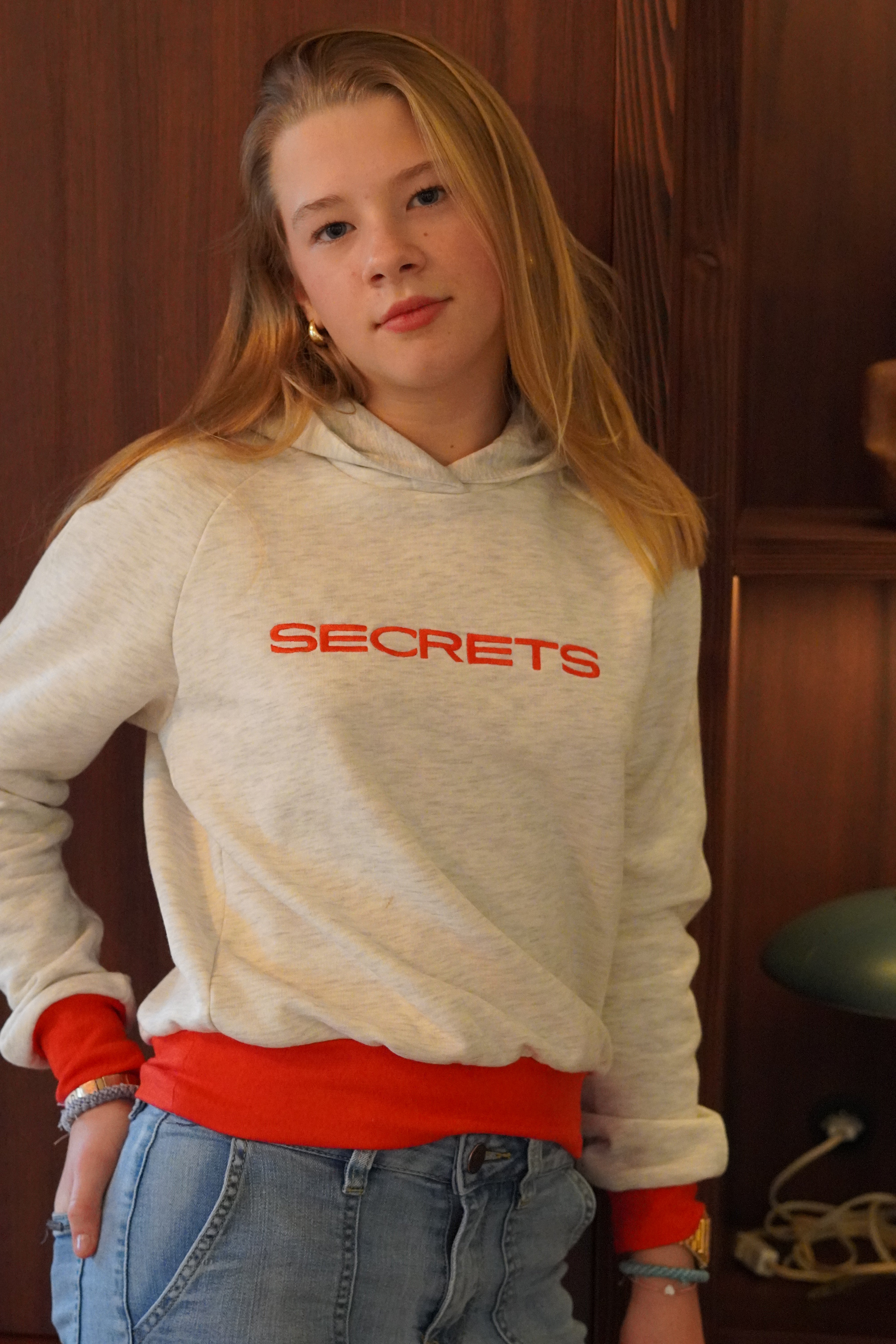 Hoodie "Secrets" in Light Grey & Red